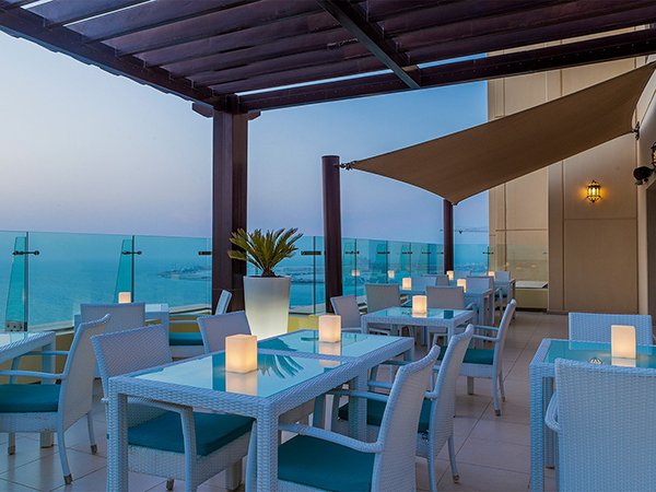Pure Sky Lounge مطعم استثنائي في دبي يقدّم لك الطعام من الطابق الـ35
